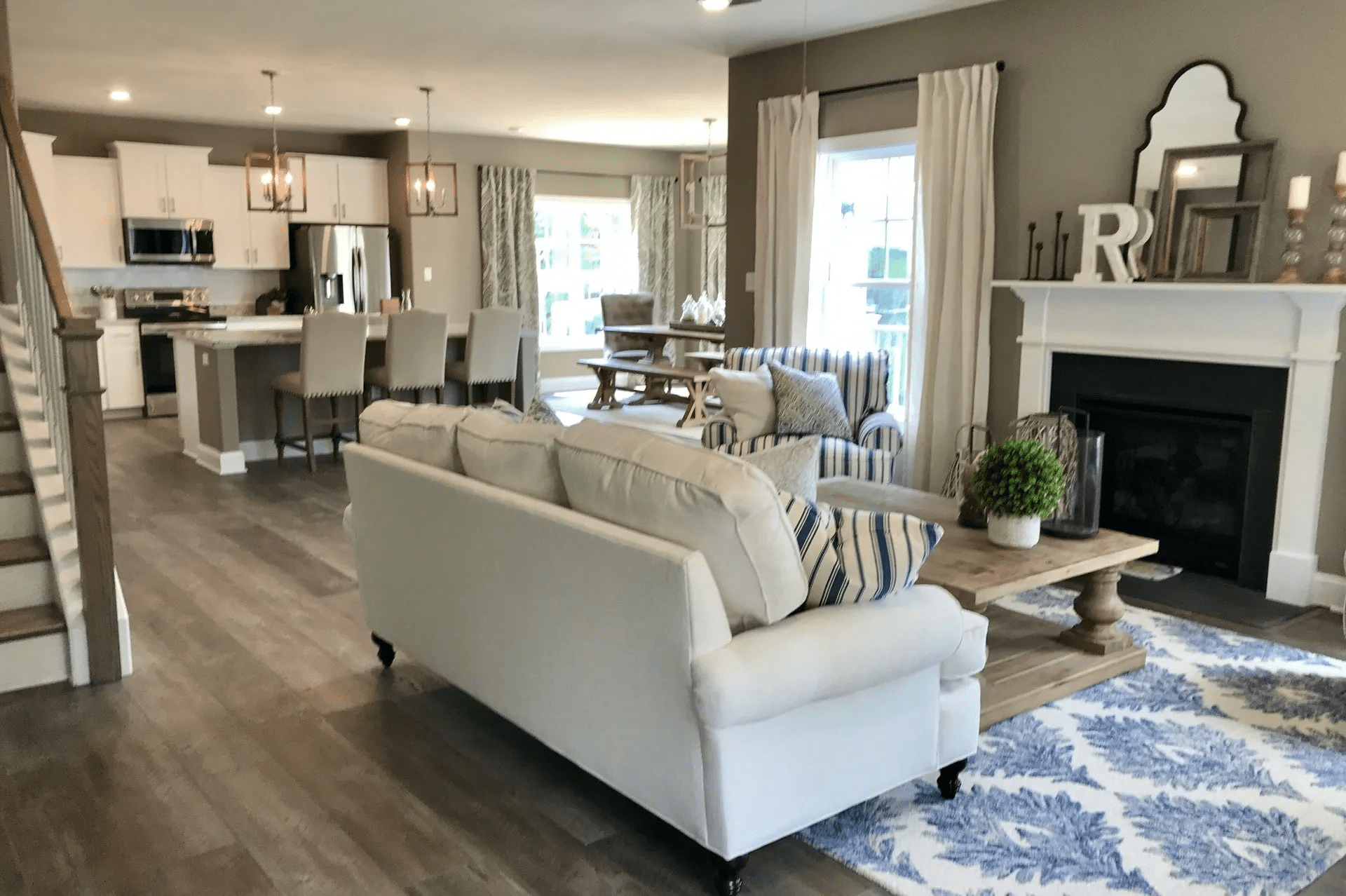 New Luxury 1, 2 & 3 Bedroom Pet Friendly, Studio Apartments & Townhomes